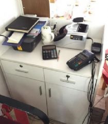 閑置辦公設備轉讓 品質展示柜與全套辦公用品，助力創業商機